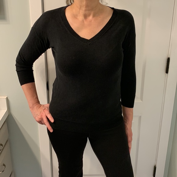 BANANA REPUBLIC V-NECK - Picture 2 of 9